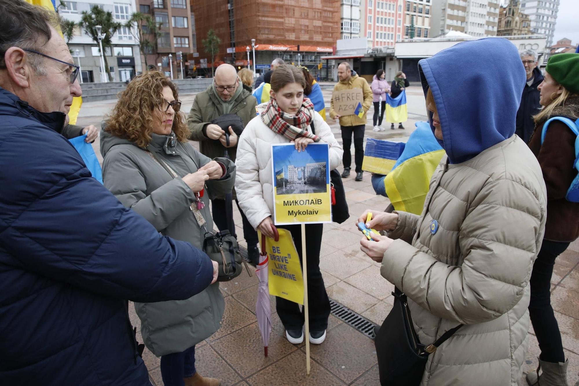 La concentración de ucranianos en Gijón tras dos años de guerra, en imágenes