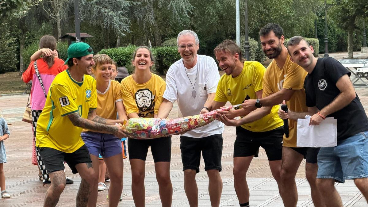 El Grand Prix de Lugo de Llanera, sana piquilla entre las seis peñas participantes: "Venimos a pasarlo bien"