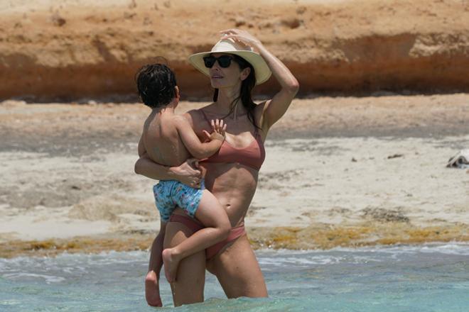 Eugenia Silva disfruta de un día de playa en Formentera junto a su familia