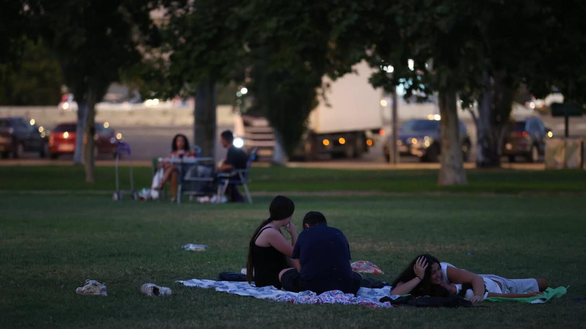 Anochecer en una zona verde de Córdoba capital, donde las mínimas bajan estos días y permitirán un mejor descanso.