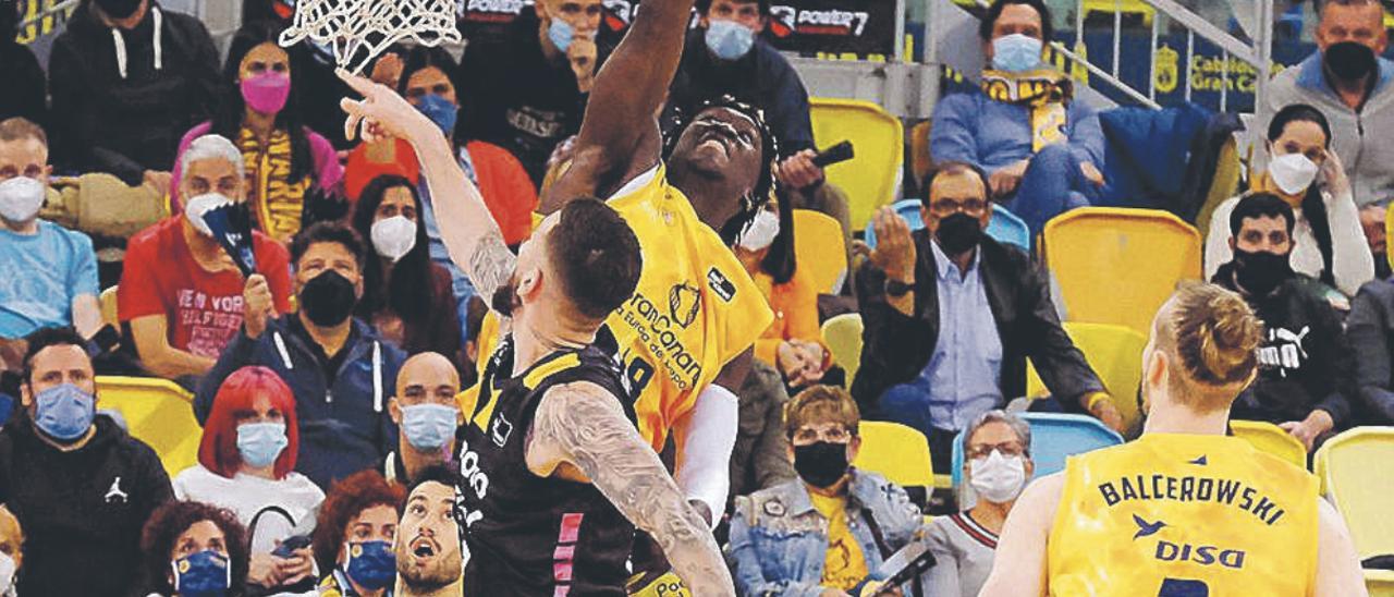 Khalifa Diop hace un tapón a Sulejmanovic mientras Olek –2– le mira. | | JOSE C. GUERRA