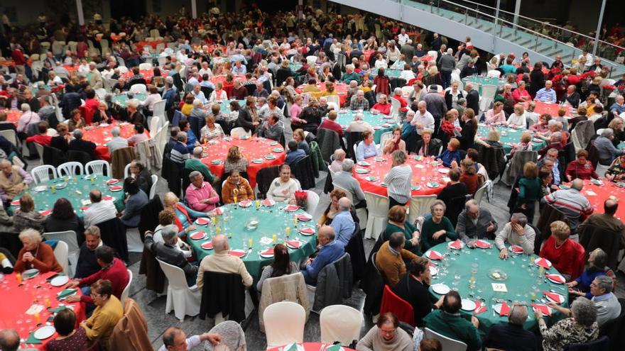 nos 1.500 mayores de mijas participaron en el gran almuerzo de Navidad de Mijas.