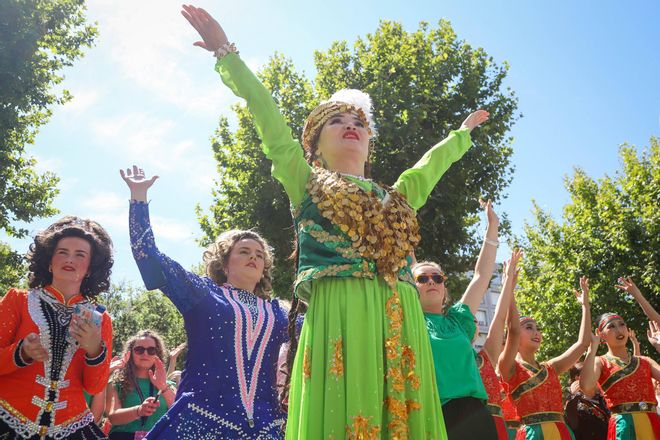 Fotogalería | Los grupos del Festival Internacional de Folclore invitan a bailar a Badajoz