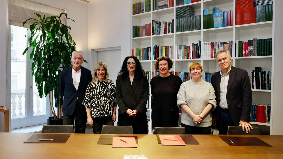 Por la izquierda, Evelio Acevedo, director gerente del Museo Nacional Thyssen-Bornemisza; María Vallinas, artista asturiana; Vanessa Gutiérrez, consejera de Cultura; Mónica Cofiño, artista asturiana; Semíramis González, directora de Laboral Centro de Arte y Creación Industrial; Guillermo Solana, director artístico del Thyssen-Bornemisza, esta mañana en Madrid.