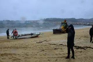 El temporal arrastra a un marinero en su lancha hasta Rodeira y obliga a desplegar un operativo de rescate