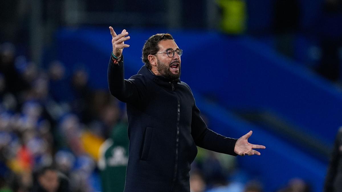 José Bordalás, entrenador del Getafe CF, gesticula durante el partido de LaLiga EA Sports, disputado entre el Getafe CF y el RCD Espanyol en el estadio Coliseum.