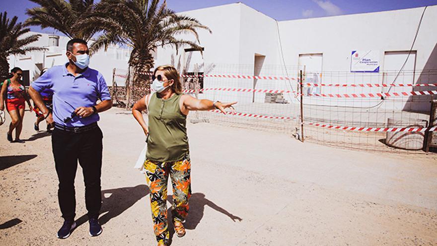 Oswaldo Betancort y Alicia Páez en Caleta de Sebo (La Graciosa).