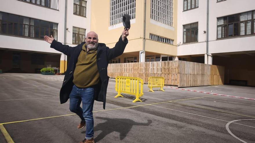 El actor Carlos Mesa vuelve a darse un paseo por Oviedo para sonreír en las Escuelas Blancas de su niñez: "Siento añoranza"