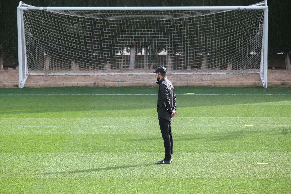 Machín durante un entrenamiento preparatorio para el Elche CF - Real Betis