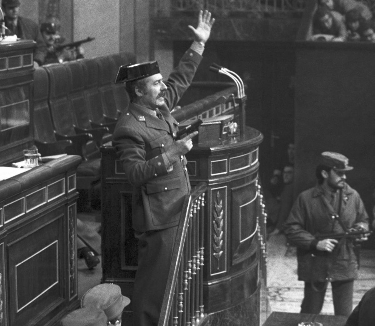 Pistola en mà al Congrés