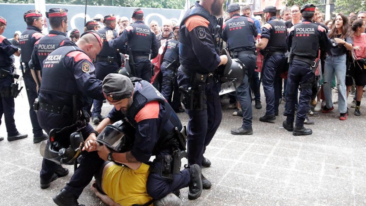 Els Mossos detenint el portaveu de la Coordinadora Antimonàrquica de Girona.