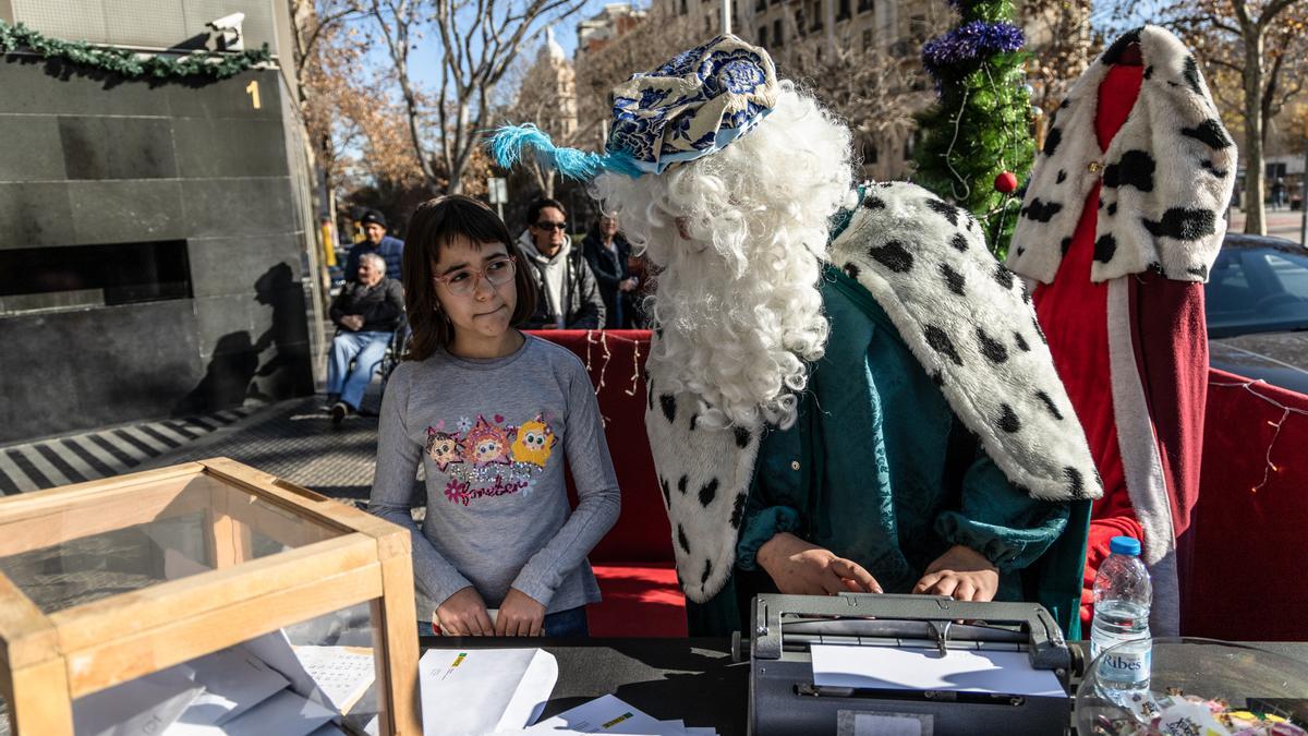 BARCELONA 04/01/2023 Sociedad. L'ONCE celebra el Dia Mundial del Braille amb el Patge Reial més inclusiu Que escriu i llegeix en Braille les cartes als Reis Mags. Neus 9 anys. FOTO de ÀNGEL GARCÍA