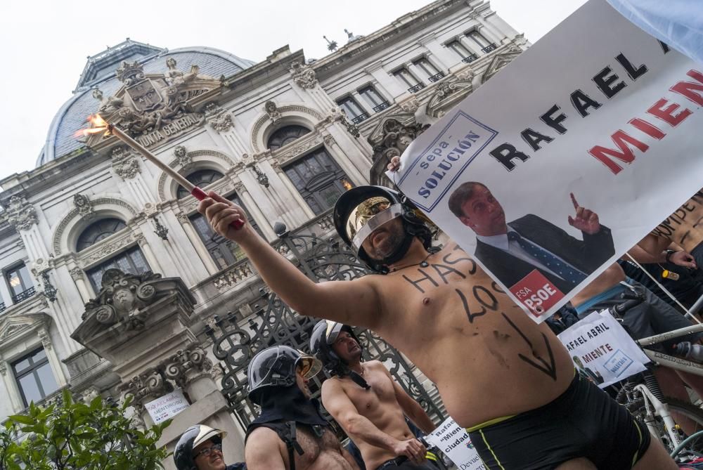 Los bomberos protestan en bicicleta y ropa interior por las calles de Oviedo