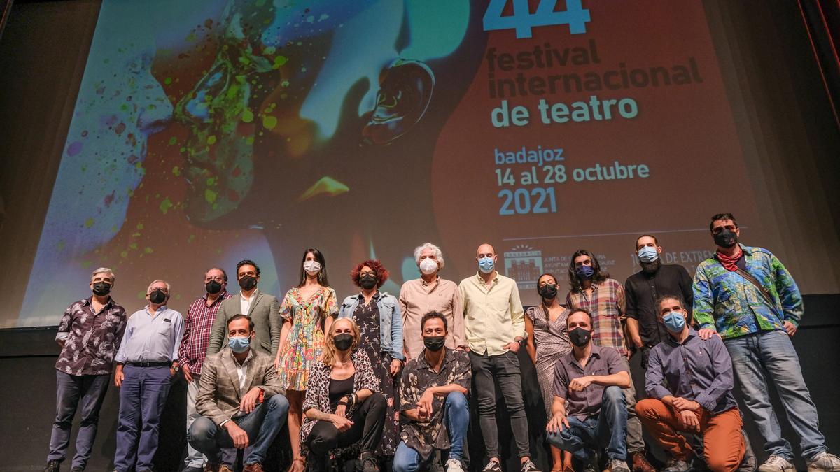 Foto de familia en la presentación del 44 Festival Internacional de Teatro de Badajoz, ayer en el López de Ayala.