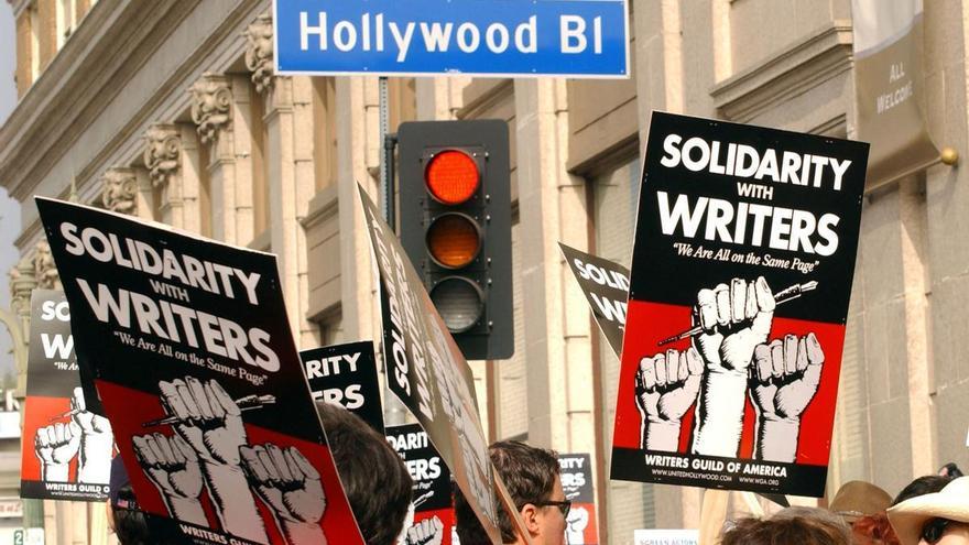 Muchas luces y alguna sombra: el acuerdo sobre Inteligencia Artificial de los guionistas con los estudios de Hollywood