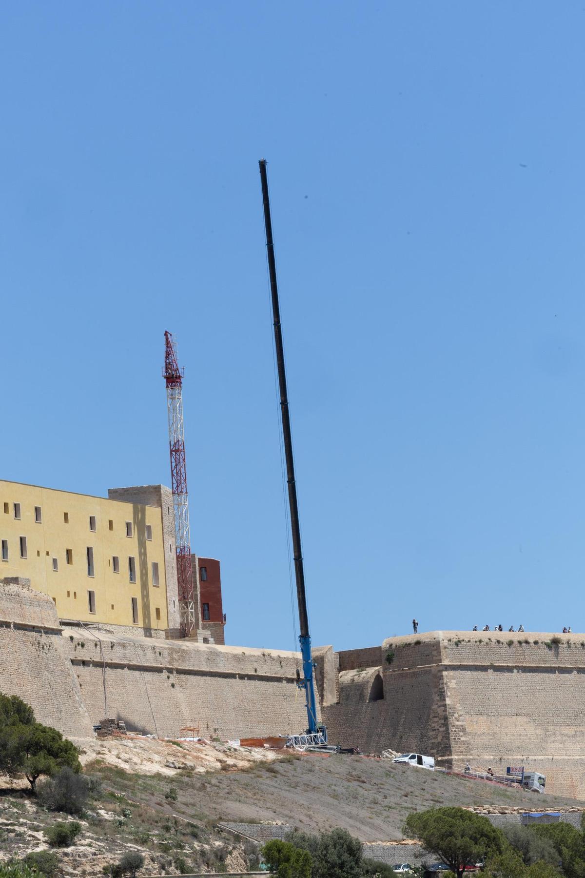 Galería: Retiran la grúa de las obras de Dalt Vila