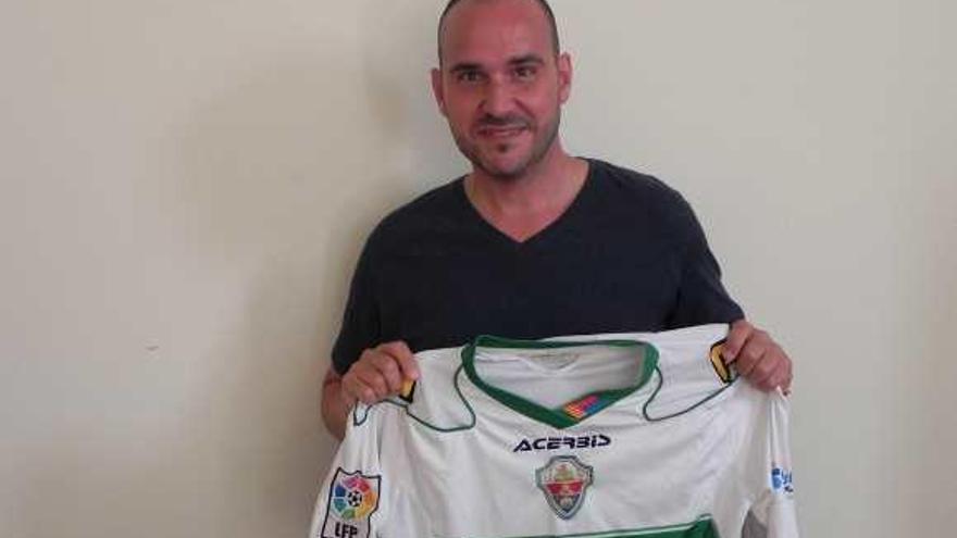 El nuevo entrenador del Elche CF de fútbol sala, Óscar García Poveda, con la camiseta.