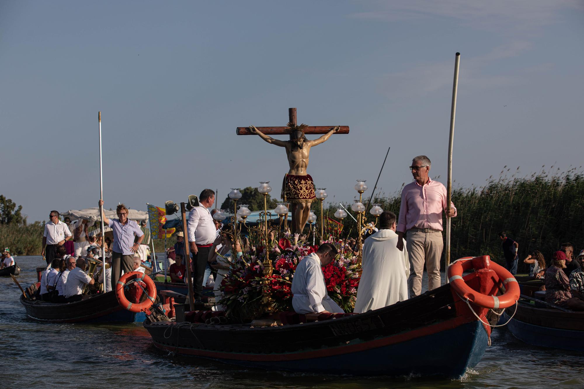 Así ha sido la romería en barca del Cristo de la Salud de El Palmar