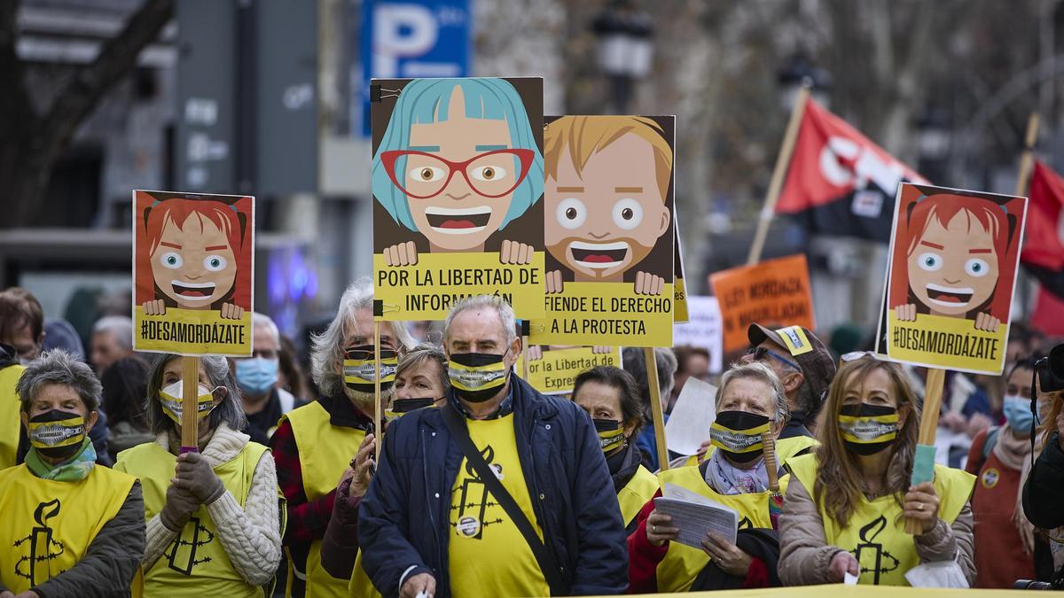 Un grupo de ciudadanos protesta contra la ley mordaza, en una imagen de febrero del 2022.