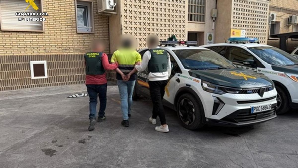 Traslado de uno de los detenidos en Villena.