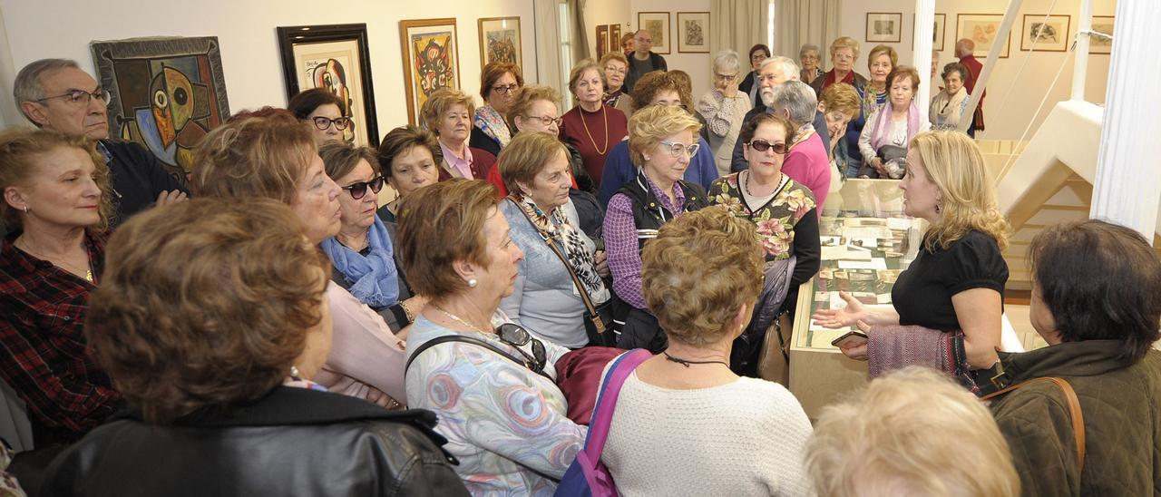 Visita de un grupo de mujeres al museo municipal de Lalín. // Bernabé