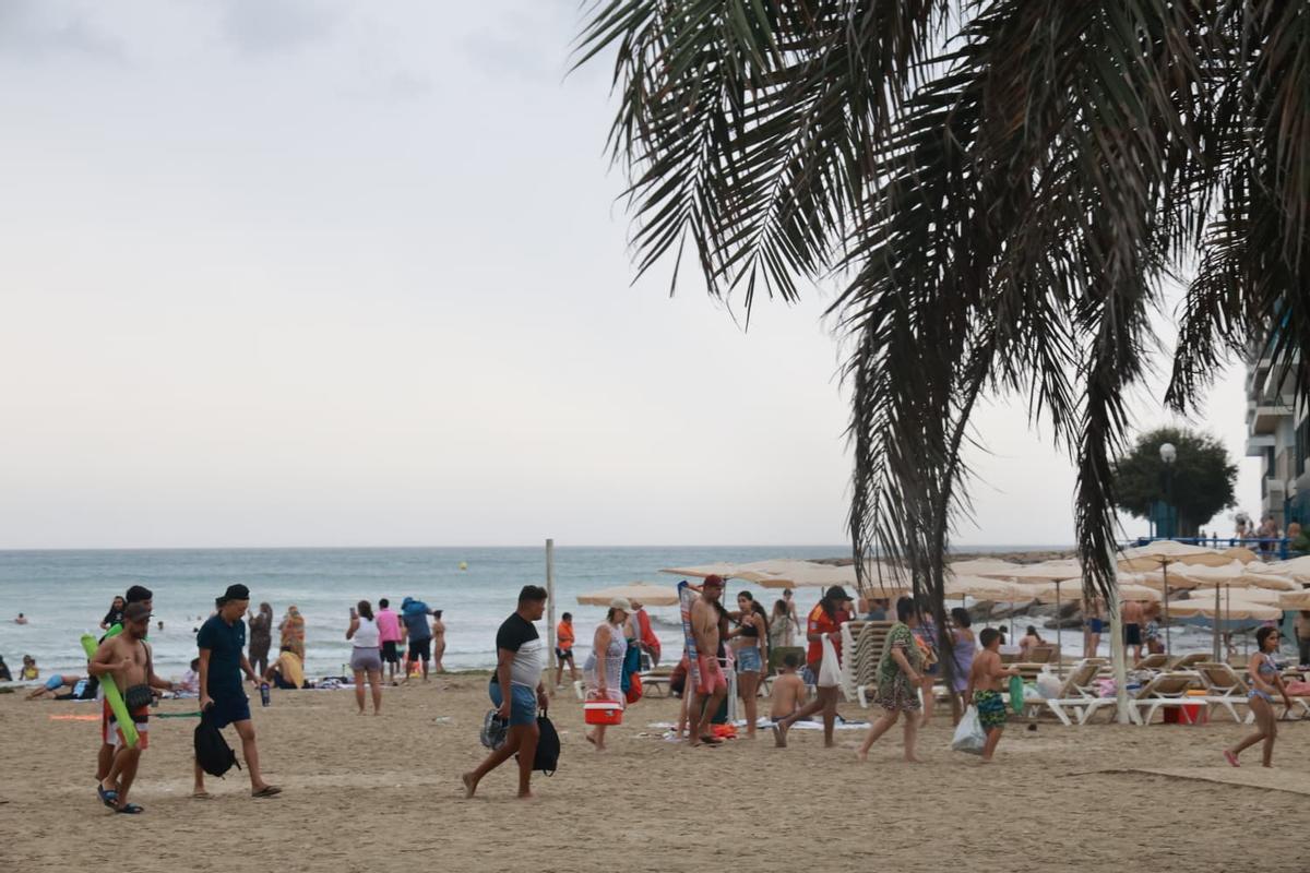 Así ha llegado la tormenta a la playa del Postiguet de Alicante