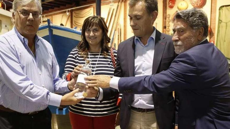 Amelia Fernández y Jorge Suárez, flanqueados por Rafael Lobeto y Manuel González, en un acto en el Museo Marítimo de Luanco.