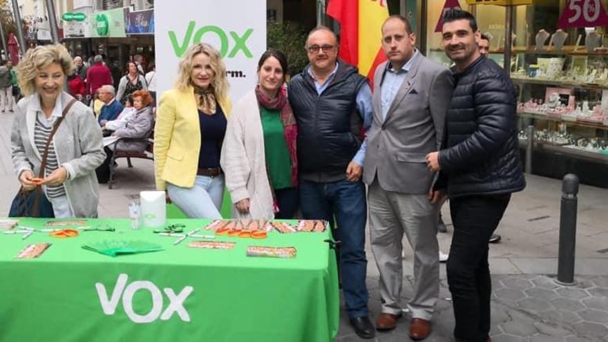 David Perez Brígido, primero por la derecha, en una mesa informativa junto a otros miembros de Vox entre los que se encuentra Ana Vega, número 1 de Alicante a las Cortes