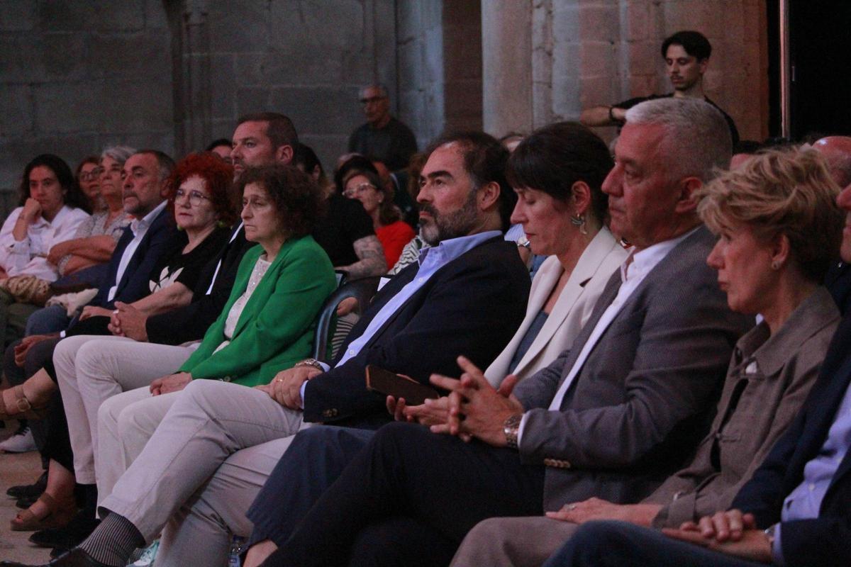 De verde, en el centro, la alcaldesa de Santiago, entre más asistentes.