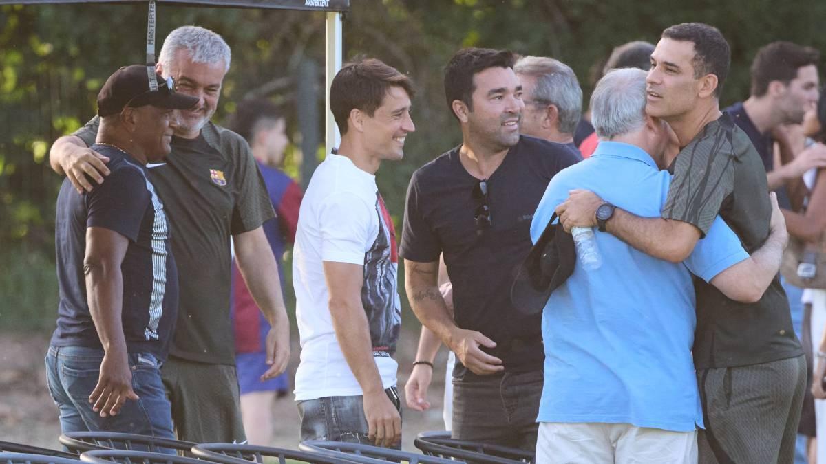 Rafa Márquez se saluda con Bojan, Deco y compañía en la Vall d'en Bas