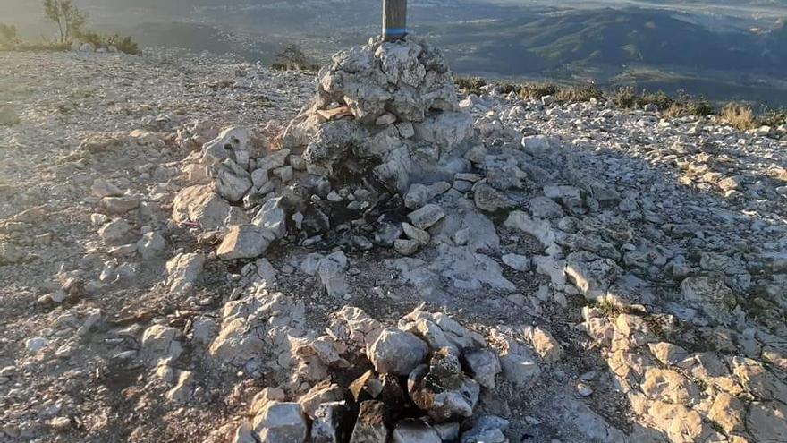 Los restos de las hogueras prendidas en la cima del Montgó