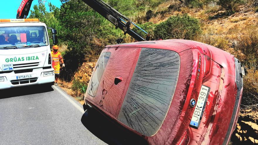 Todas las imágenes de un coche volcado tras accidentarse en el acceso a Cala Tarida