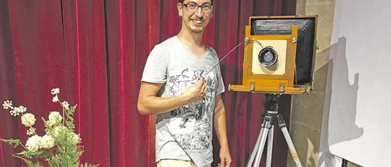 Taro posa junto a su cámara de placas inglesa de finales del siglo XIX.