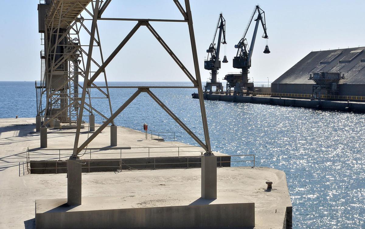 Imagen de archivo del puerto industrial de Santa Águeda; el Gobierno no ha renovado su concesión y Ceisa irá a los tribunales.