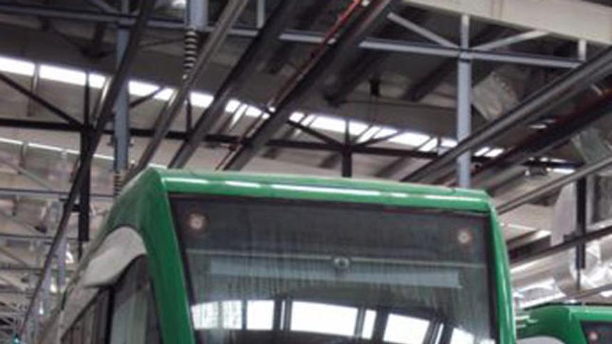 Varias máquinas del metro en la cochera de Los Asperones.