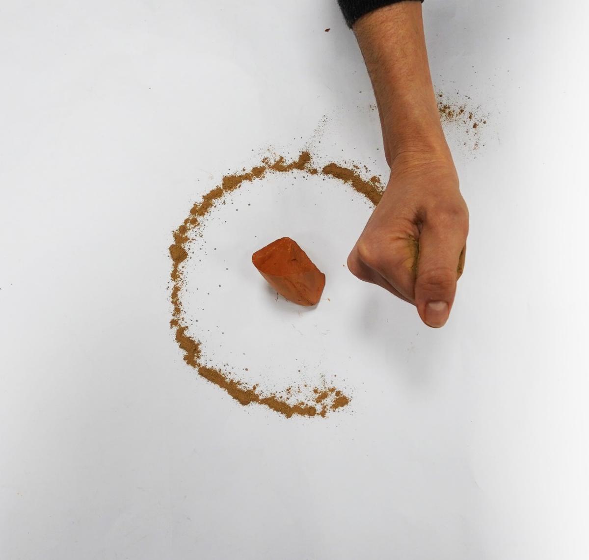 El taller de mediació proposa una reflexió a través del modelatge del fang i el trenat manual.