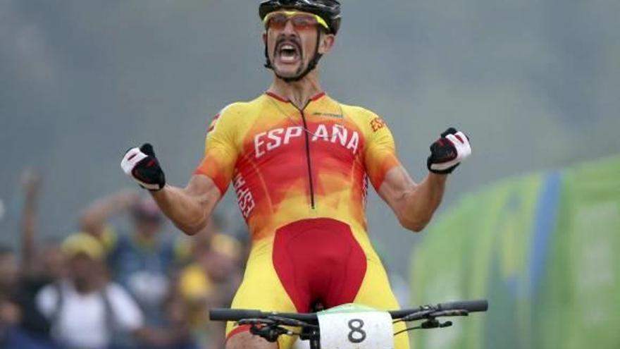 El ciclista español festeja su tercer puesto en Río.