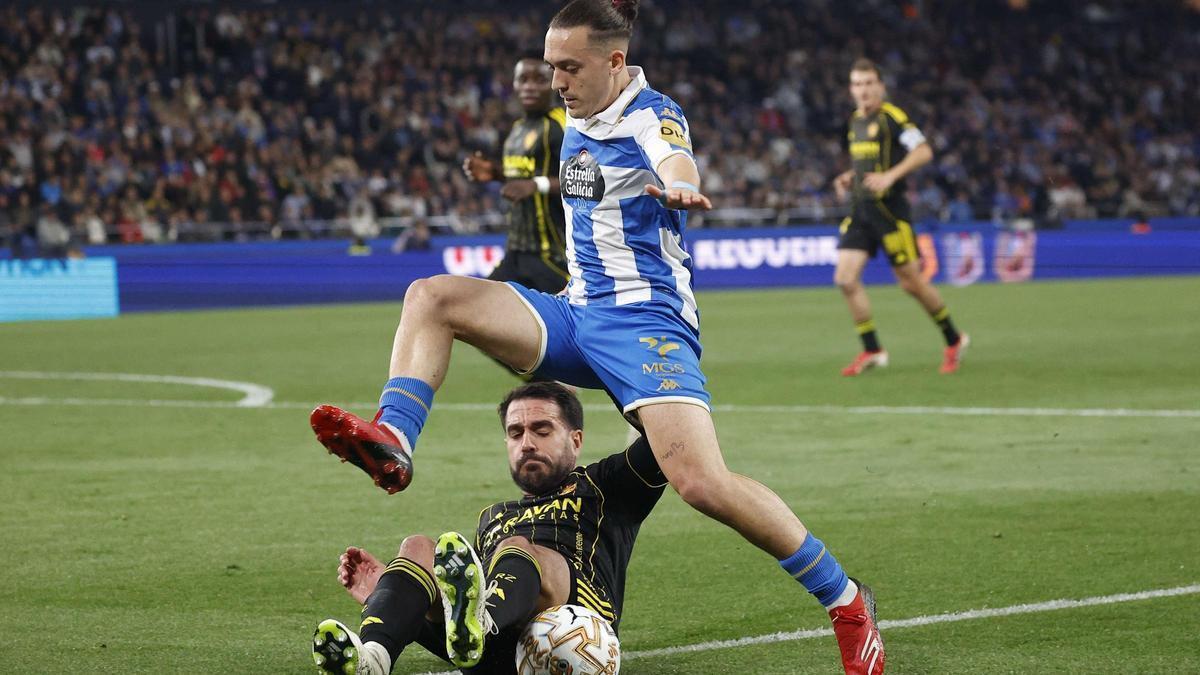 Pablo Insua corta desde el suelo un avance de Luismi Cruz.