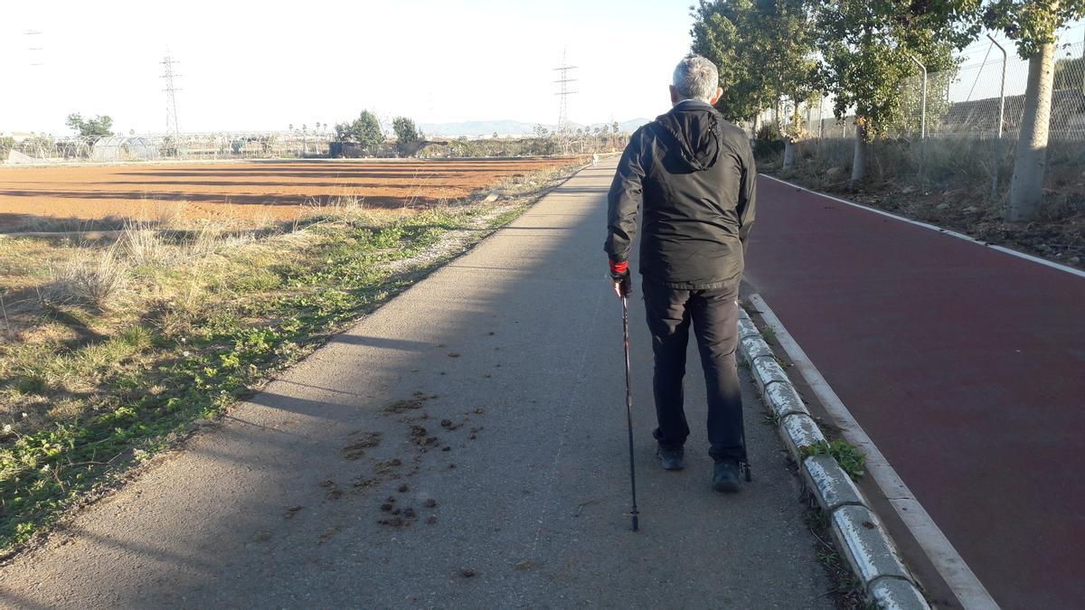 Xavier Marí, durante una salida de marcha nórdica en Torrent.