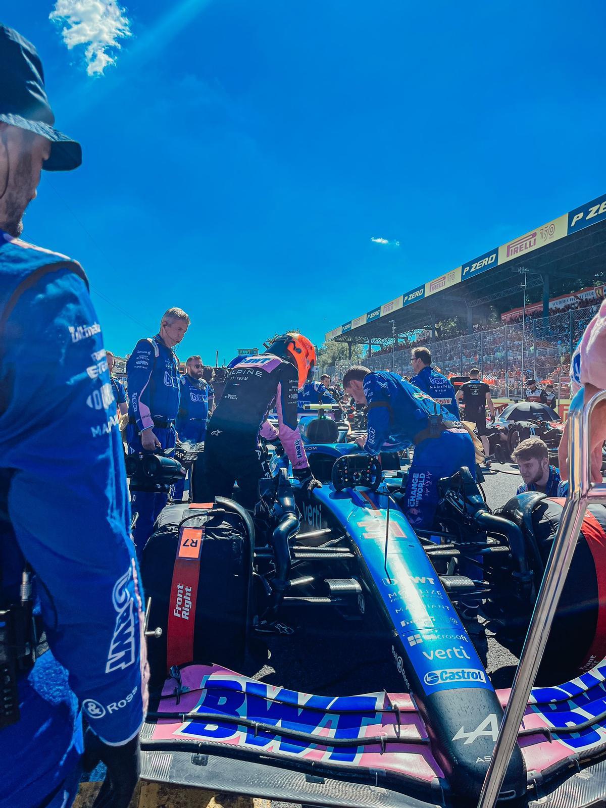 Esteban Ocon, en Monza poco antes de subirse al A522.