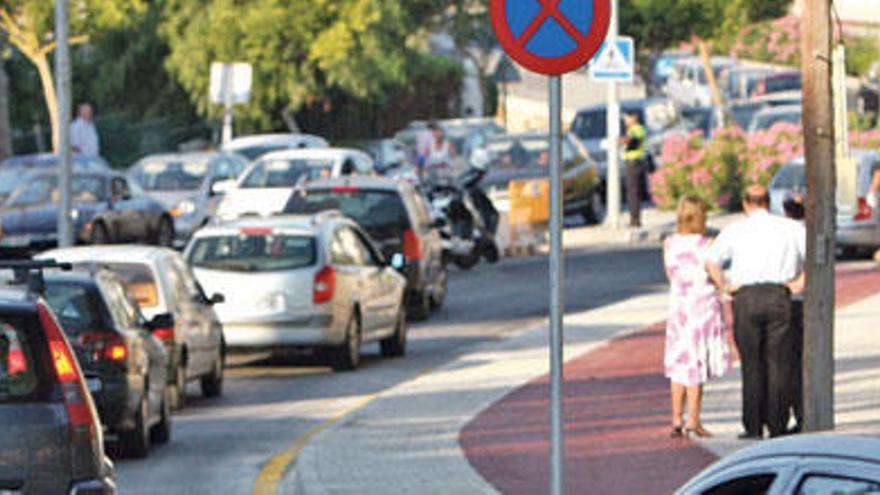 Un policía controla la circulación en la avenida Picasso, en una imagen de archivo.