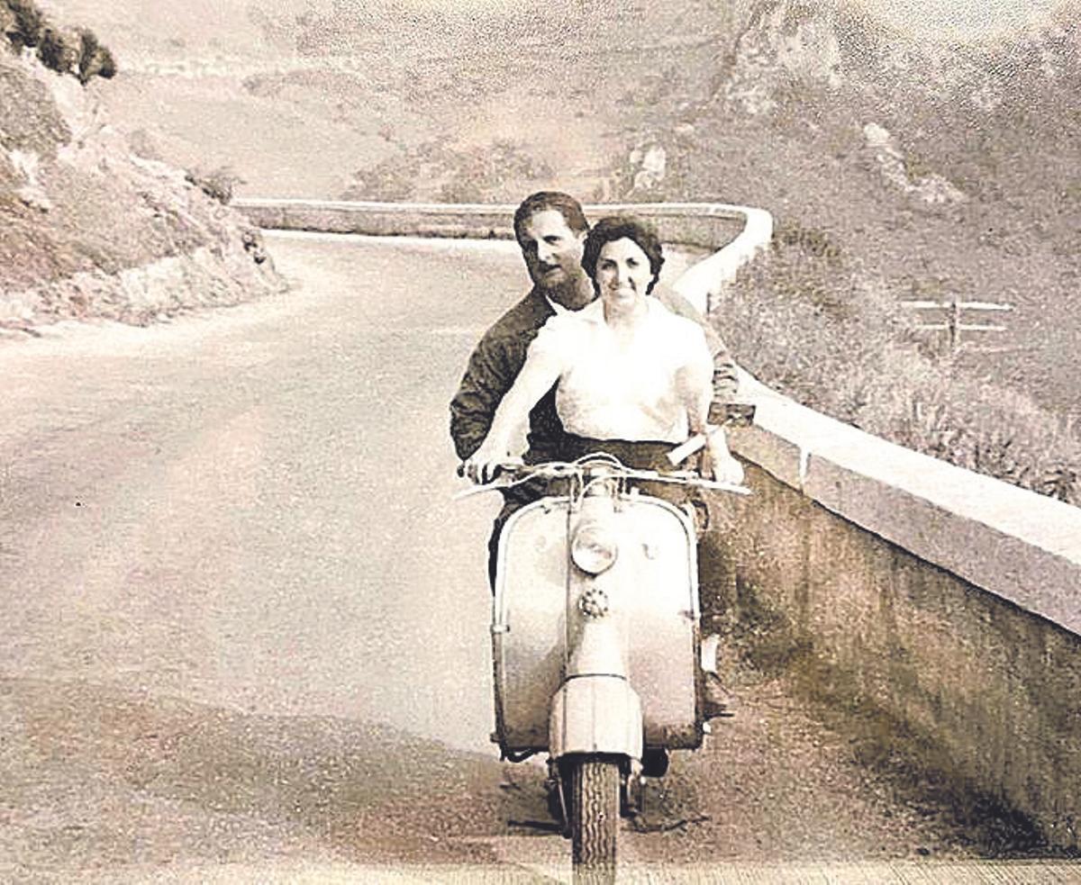 Fernanda con su marido, Jerónimo Balbona, en su Lambretta, en la bajada del puerto de Pajares, con la moto parada para hacerse la foto ya que ella no conducía. Volvían de un viaje a los Sanfermines con unos amigos.