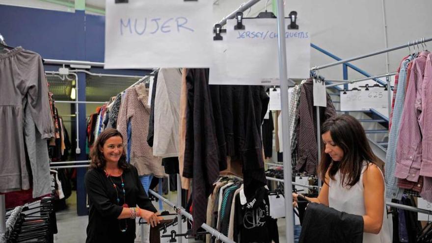 Cáritas abre una tienda de ropa de segunda mano la calle Uría - La Nueva España