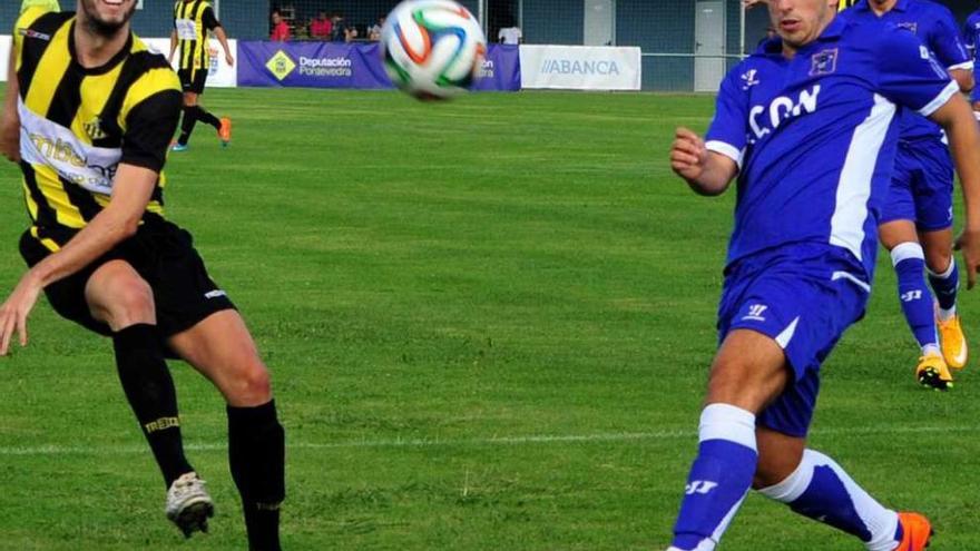 Un jugador del Choco lucha por el balón durante un partido de pretemporada. // Iñaki Abella