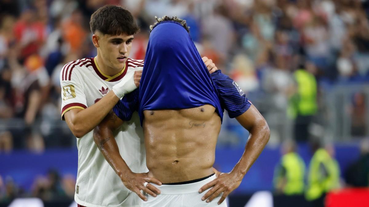 Pau Cubarsí, de España abraza a Desire Doue de Francia, tras ganar el partido de semifinales del Mundial de la FIFA 2026 entre Francia y España en el estadio AT&amp;T en Arlington