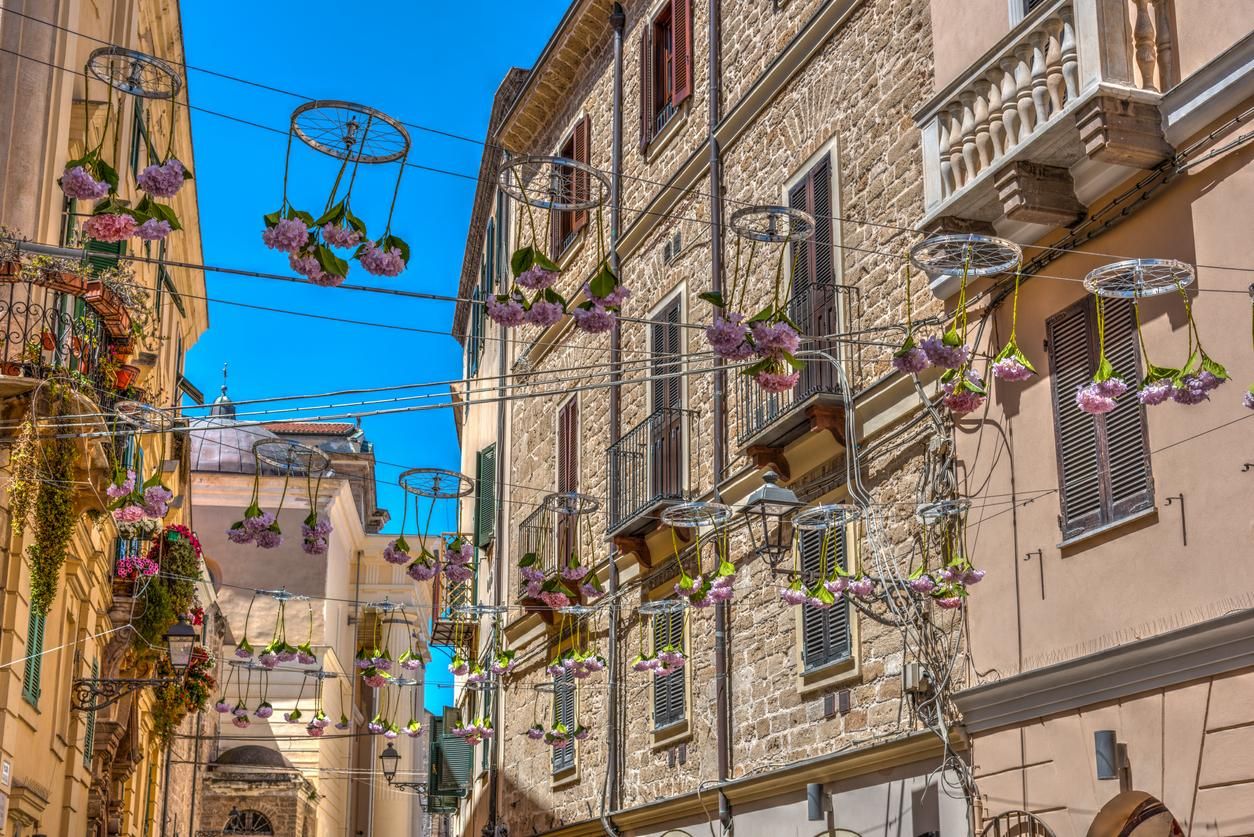 Decoraciones de flores en el casco antiguo de Alghero