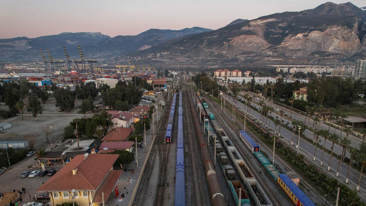 Vivir en un tren: la única salida de muchas familias tras el terremoto en Turquía