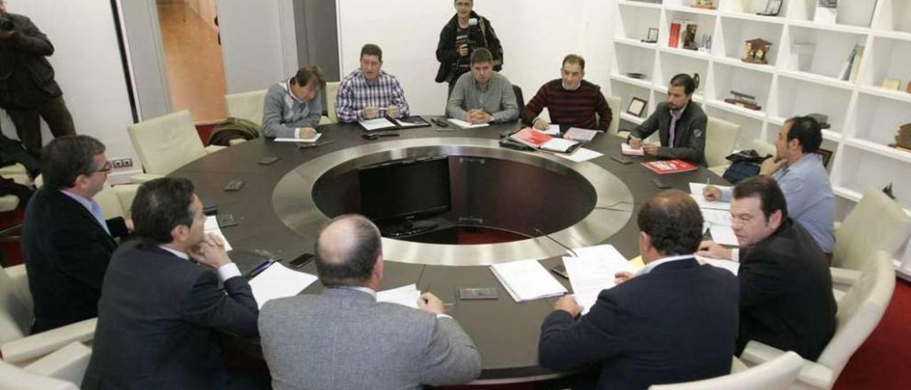 Reunión entre Xunta, empresarios y sindicatos en el marco del diálogo social. // Xoán Álvarez
