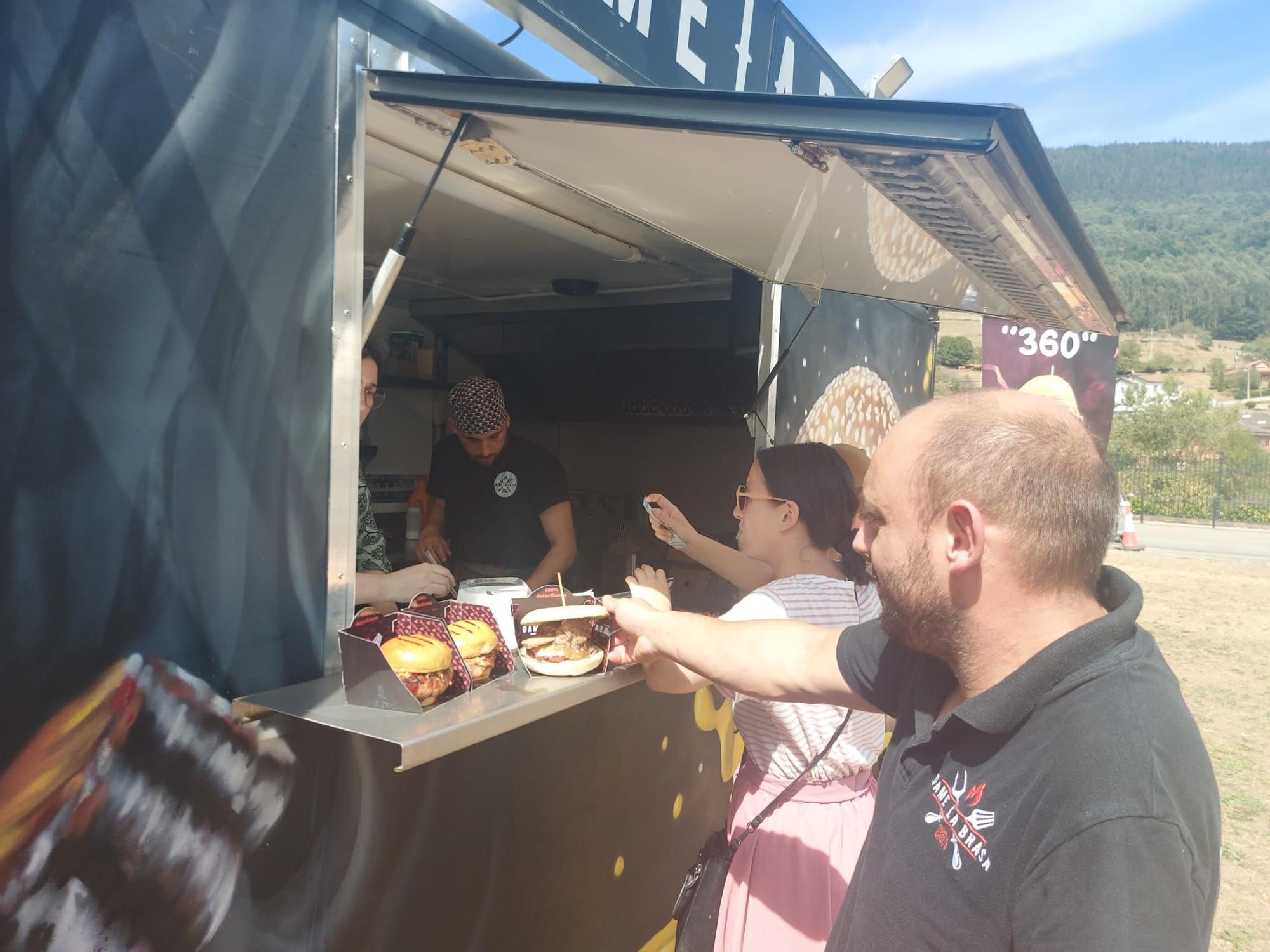 En imágenes: Salas estrena su primera quedada de foodtrucks