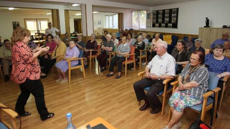 Un instante de la charla en la Residencia As Dores. // Bernabé/Gutier